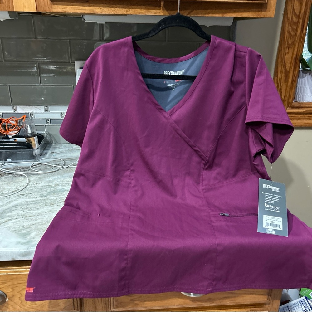 Greys Anatomy Scrubs Stretch Woman’s XL Burgundy V Neck Zip Pockets New tags 38$